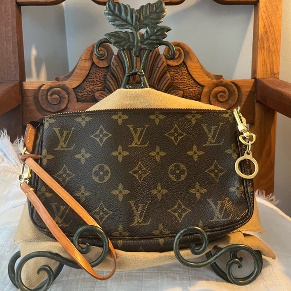 Louis Vuitton Monogrammed Wristlet “Pouchette” - Picture 3 of 9